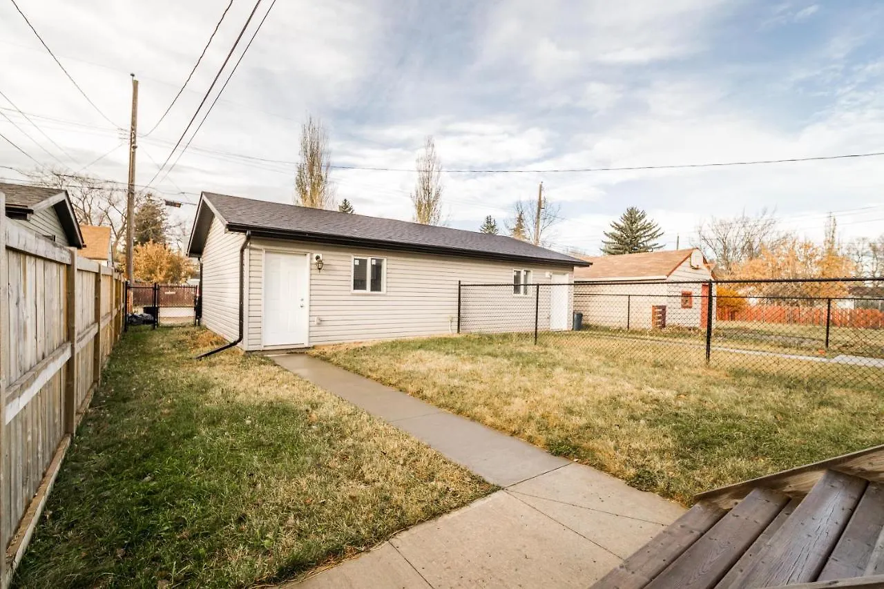 Holiday home Vibrant Modern Oasis - Free Parking, Netflix, Fast Wi-Fi - Long Stays Welcome Edmonton